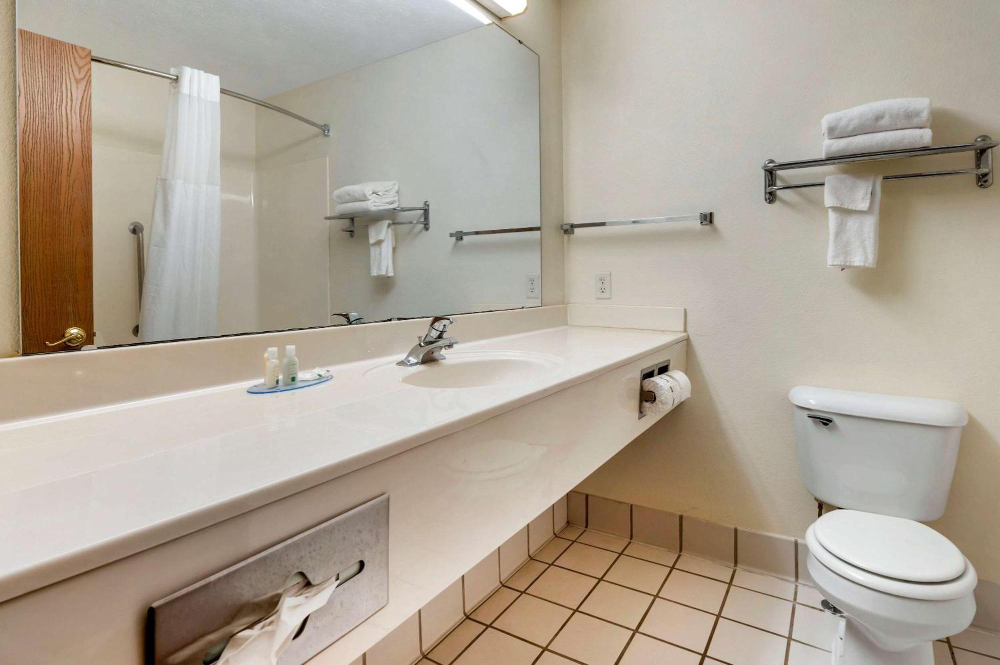 Quality Inn & Suites South-Obetz Zewnętrze zdjęcie